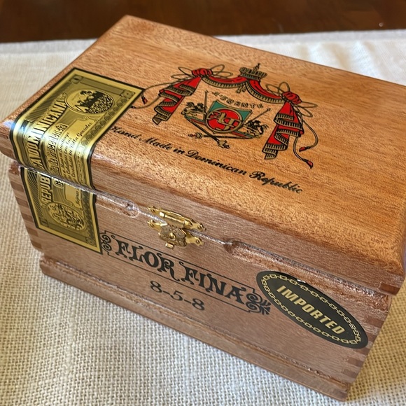 ARTURO FUENTE Flor Fina 858 Empty Wood Cigar Box - Picture 7 of 7